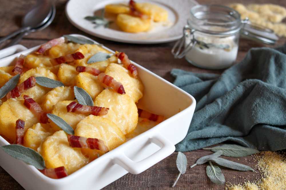 Gratinirana polenta s pridihom žajblja in panceto Morus