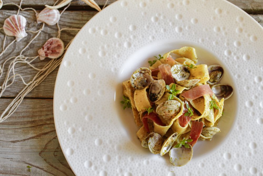 Testenine z vongolami in pršutom 