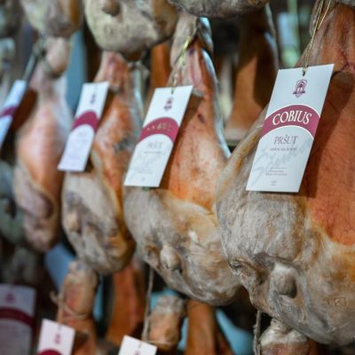 Pršuti v pršutarni