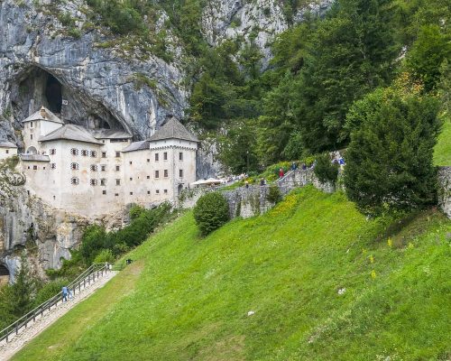 predjama-castle